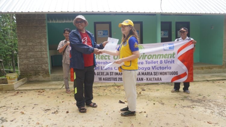 Lions Club Surabaya Victoria Bantu 8 Unit Clen Care Toilet di Goa Maria Sei Mentogok