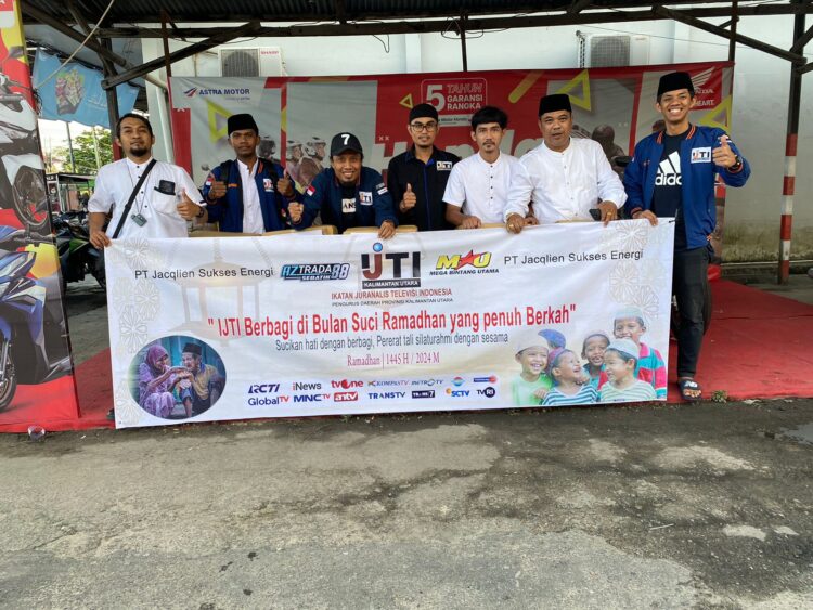 IJTI Kaltara Bagikan Puluhan Paket Sembako Gratis