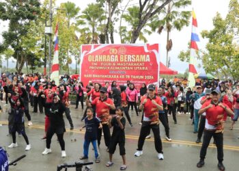JALAN SEHAT : Sekprov Kaltara, Dr H Suriansyah, M.AP menghadiri pelaksanaan jalan sehat dalam rangka HUT ke 78 Bhayangkara, Ahad (30/6).