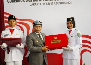 Gubernur Bawa Duplikat Bendera Pusaka ke Kaltara