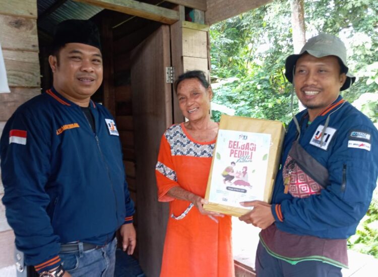 IJTI Kaltara Tebar Senyum Dengan Berbagi Paket Lebaran