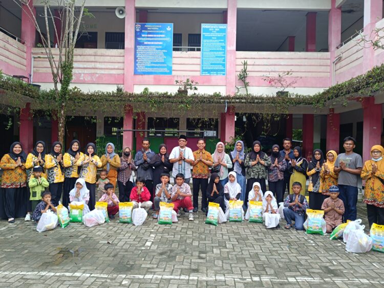 Berbagi di Bulan Ramadan, SD Negeri 005 Tarakan Serahkan 32 Paket Sembako Ke Siswa Kurang Mampu