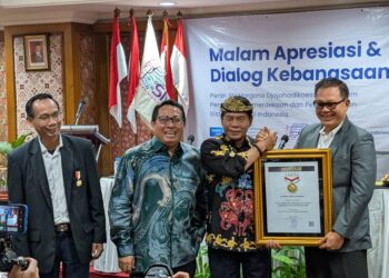 Gubernur Kaltara Terima Penghargaan Sahabat Pers Indonesia dari SMSI Pusat