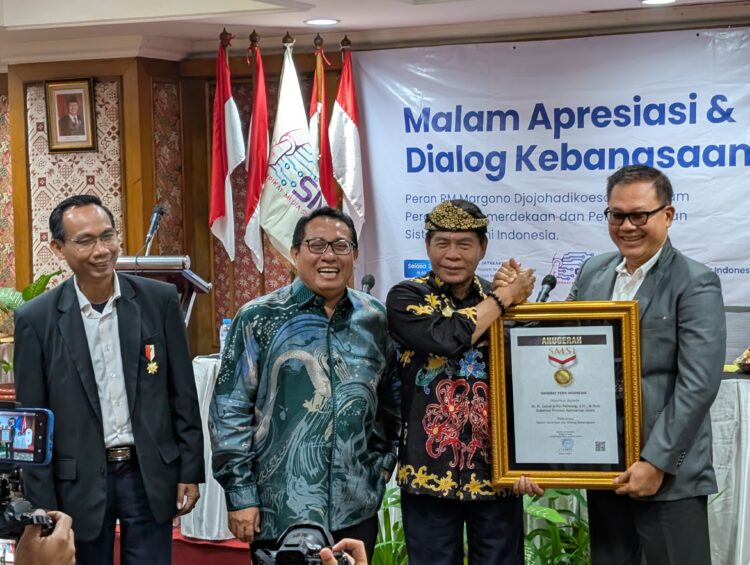 Gubernur Kaltara Terima Penghargaan Sahabat Pers Indonesia dari SMSI Pusat