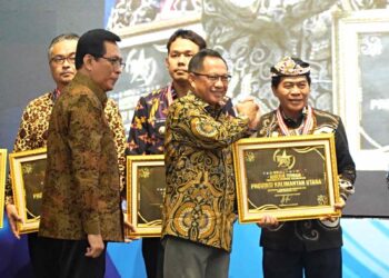 Komitmen Tingkatkan Pelayanan Publik, Gubernur Zainal Raih Penghargaan SPM Awards 2025