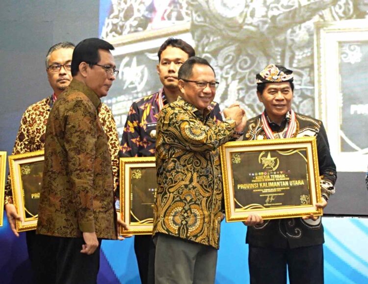 Komitmen Tingkatkan Pelayanan Publik, Gubernur Zainal Raih Penghargaan SPM Awards 2025