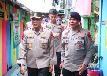 Kapolda Kaltara bersama Dansat Brimob Polda Kaltara Tinjau Program Bedah Rumah