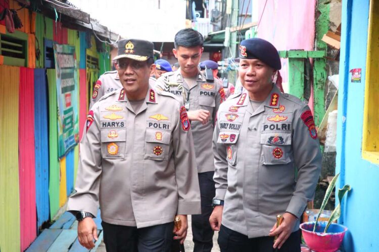 Kapolda Kaltara bersama Dansat Brimob Polda Kaltara Tinjau Program Bedah Rumah