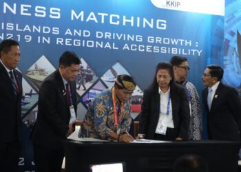 Gubernur Teken MoU dan LoI Pengembangan Pesawat N219 Amfibi