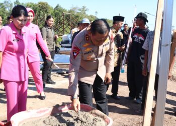 Kapolda Kaltara Tinjau Pembangunan Jembatan SP 6 B dan Serahkan Bantuan Lampu Tenaga Surya