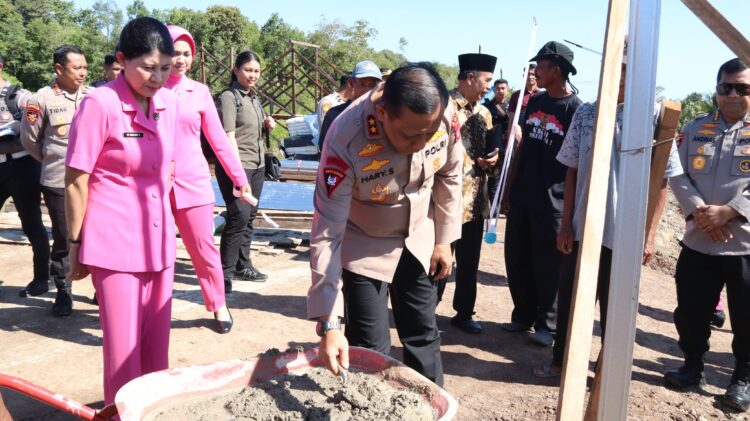 Kapolda Kaltara Tinjau Pembangunan Jembatan SP 6 B dan Serahkan Bantuan Lampu Tenaga Surya