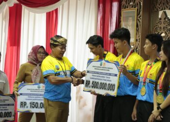 Gubernur Serahkan Bonus Atlet Peraih Medali PON XXI Aceh-Sumut 