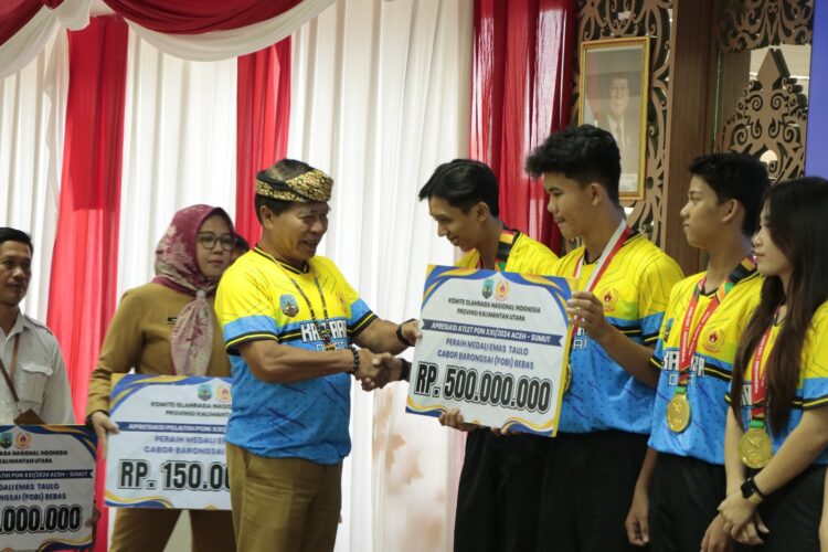 Gubernur Serahkan Bonus Atlet Peraih Medali PON XXI Aceh-Sumut