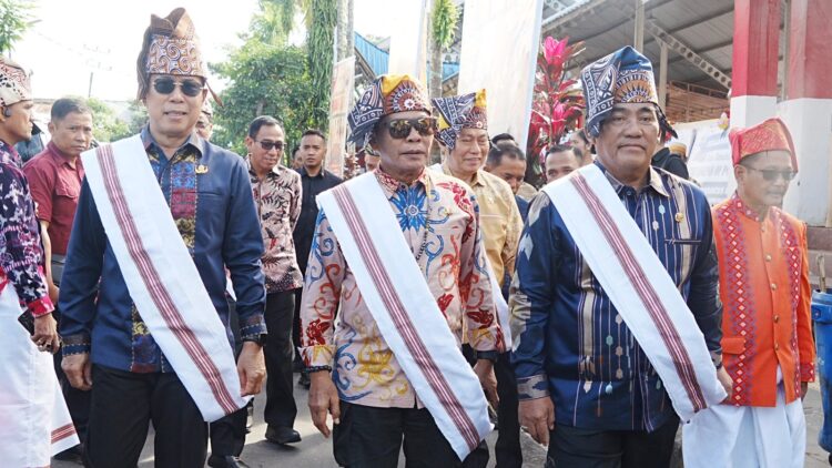 Kenakan Batik Daerah, Gubernur Kenalkan Budaya Kaltara di Karnaval The Legend of Pongtiku II 2025