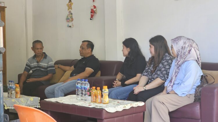 Kapolda Kaltara Jenguk Personel Polres Tarakan yang Sakit dan Berikan Apresiasi atas Loyalitasnya