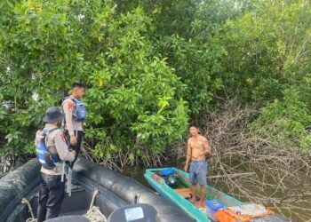 Personel Ditpolairud Polda Kaltara Laksanakan Operasi SAR di Perairan Tanjung Tiram, Korban Diduga Hilang Diserang Buaya