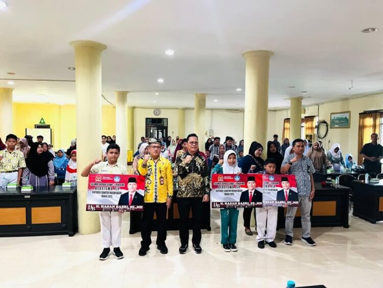 Hasan Basri Serahkan Beasiswa PIP untuk Siswa SD, SMP, dan SMA se-Kaltara
