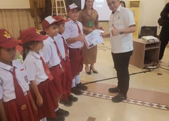 Orang Tua Siswa Menangis Melihat Perjuangan Deddy Sitorus Mendapatkan PIP