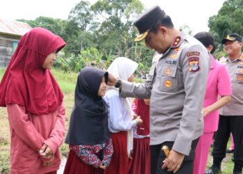 Kapolda Kaltara Singgah dan Makan Bersama Murid SDN 016 Tanjung Palas di Tengah Kunjungan Kerja