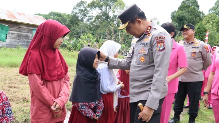 Kapolda Kaltara Singgah dan Makan Bersama Murid SDN 016 Tanjung Palas di Tengah Kunjungan Kerja