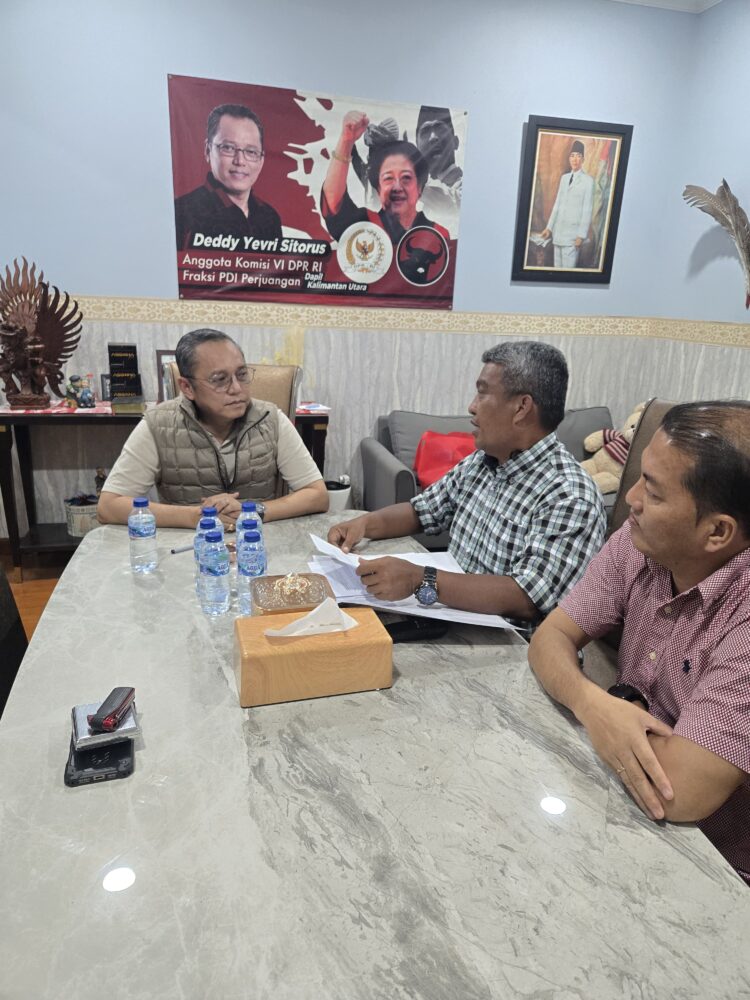 Deddy Sitorus Tandatangani Tuntutan Mahasiswa Kaltara