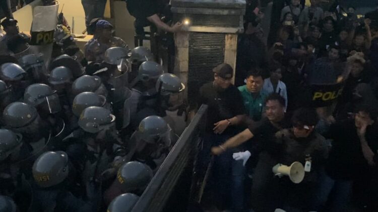 Kapolda Kaltara Pimpin Pengamanan Aksi Unjuk Rasa di Kantor DPRD Tarakan