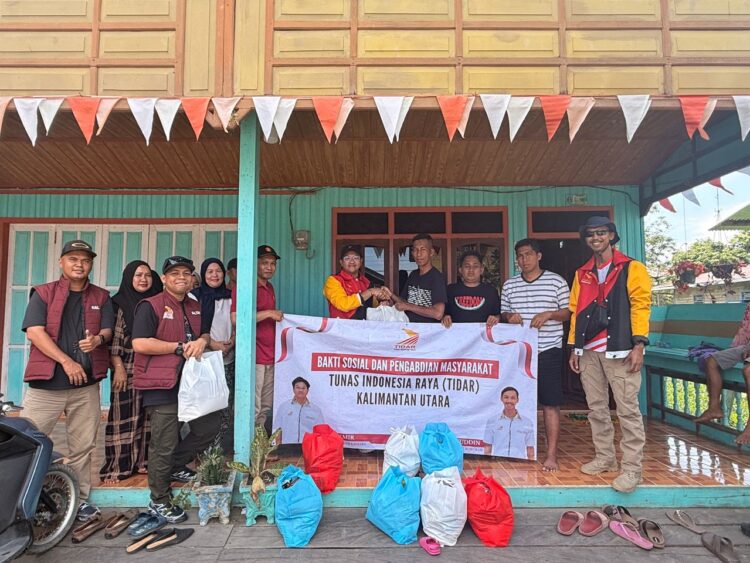 TIDAR Kaltara Salurkan 55 Paket Sembako ke Korban Kebakaran Mansalong