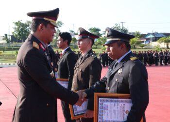 Berikan Penghargaan kepada Personel dan Warga Sipil Berprestasi