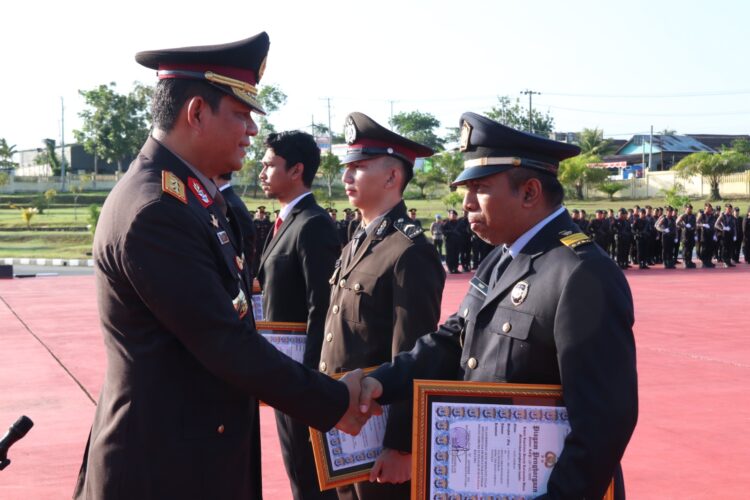 Berikan Penghargaan kepada Personel dan Warga Sipil Berprestasi