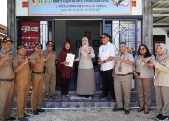 Kepala Kantor Pertanahan Tarakan Serahkan Sertipikat PTSL 2025 kepada Warga Kampung Empat