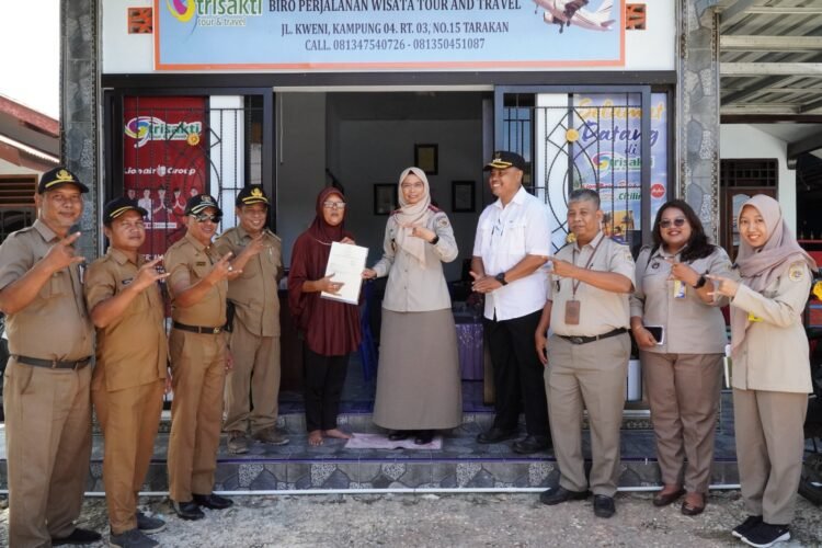 Kepala Kantor Pertanahan Tarakan Serahkan Sertipikat PTSL 2025 kepada Warga Kampung Empat