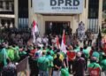 Ketua DPRD Tarakan, Muhammad Yunus menemui pada driver online saat aksi demo