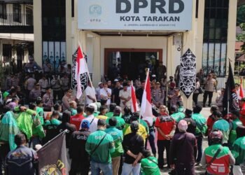 Ketua DPRD Tarakan, Muhammad Yunus menemui pada driver online saat aksi demo