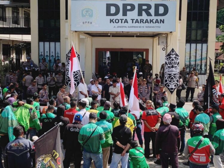 Ketua DPRD Tarakan, Muhammad Yunus menemui pada driver online saat aksi demo
