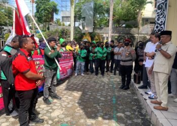 Ketua DPRD Tarakan, Muhammad Yunus, menemui langsung ratusan driver online yang menggelar aksi damai di kantor DPRD Tarakan, Rabu (20/5/2026).