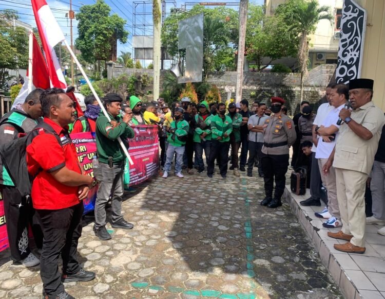 Ketua DPRD Tarakan, Muhammad Yunus, menemui langsung ratusan driver online yang menggelar aksi damai di kantor DPRD Tarakan, Rabu (20/5/2026).