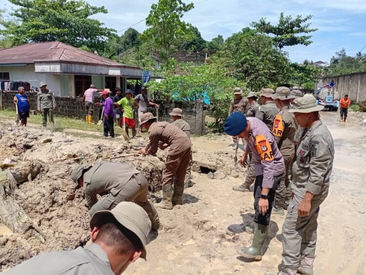 Satbrimob Gerak Cepat Tangani Longsor di Tarakan Utara