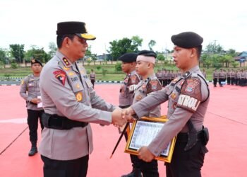 Kapolda Kaltara Berikan Penghargaan kepada Personel Ditsamapta Berprestasi