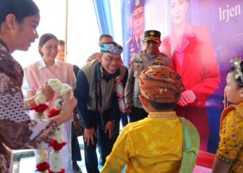 Tiba di Tanjung Selor, Kapolda Kaltara Disambut dengan Prosesi Adat