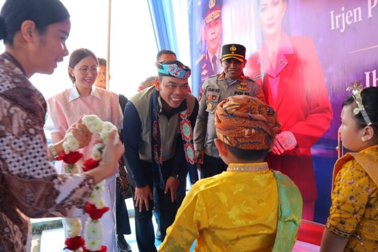 Tiba di Tanjung Selor, Kapolda Kaltara Disambut dengan Prosesi Adat