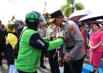 Komunitas Ojol Tanjung Selor Lepas Kepergian Irjen Pol. Djati Wiyoto Abadhy dengan Syal Dayak