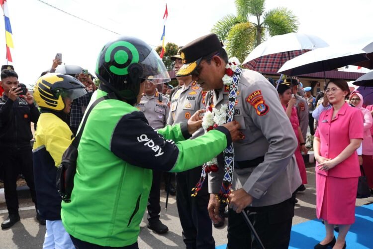 Komunitas Ojol Tanjung Selor Lepas Kepergian Irjen Pol. Djati Wiyoto Abadhy dengan Syal Dayak
