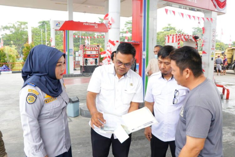 Urai Kemacetan, Dishub Tertibkan Antrean Kendaraan di SPBU Jalan Sengkawit