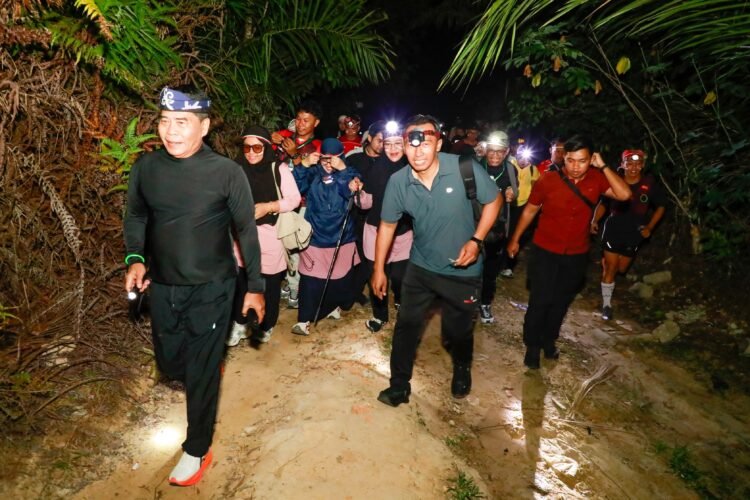 Gubernur Ikut Run Night Slipi, 600 Peserta Ramaikan Lari 7,5 Kilometer