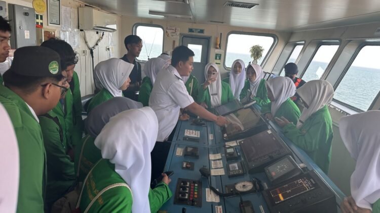 Naik Kapal Bukan Sekadar Berlayar, Siswa MA As’Adiyah Sebatik Belajar Keselamatan Langsung di KM Sabuk Nusantara 97
